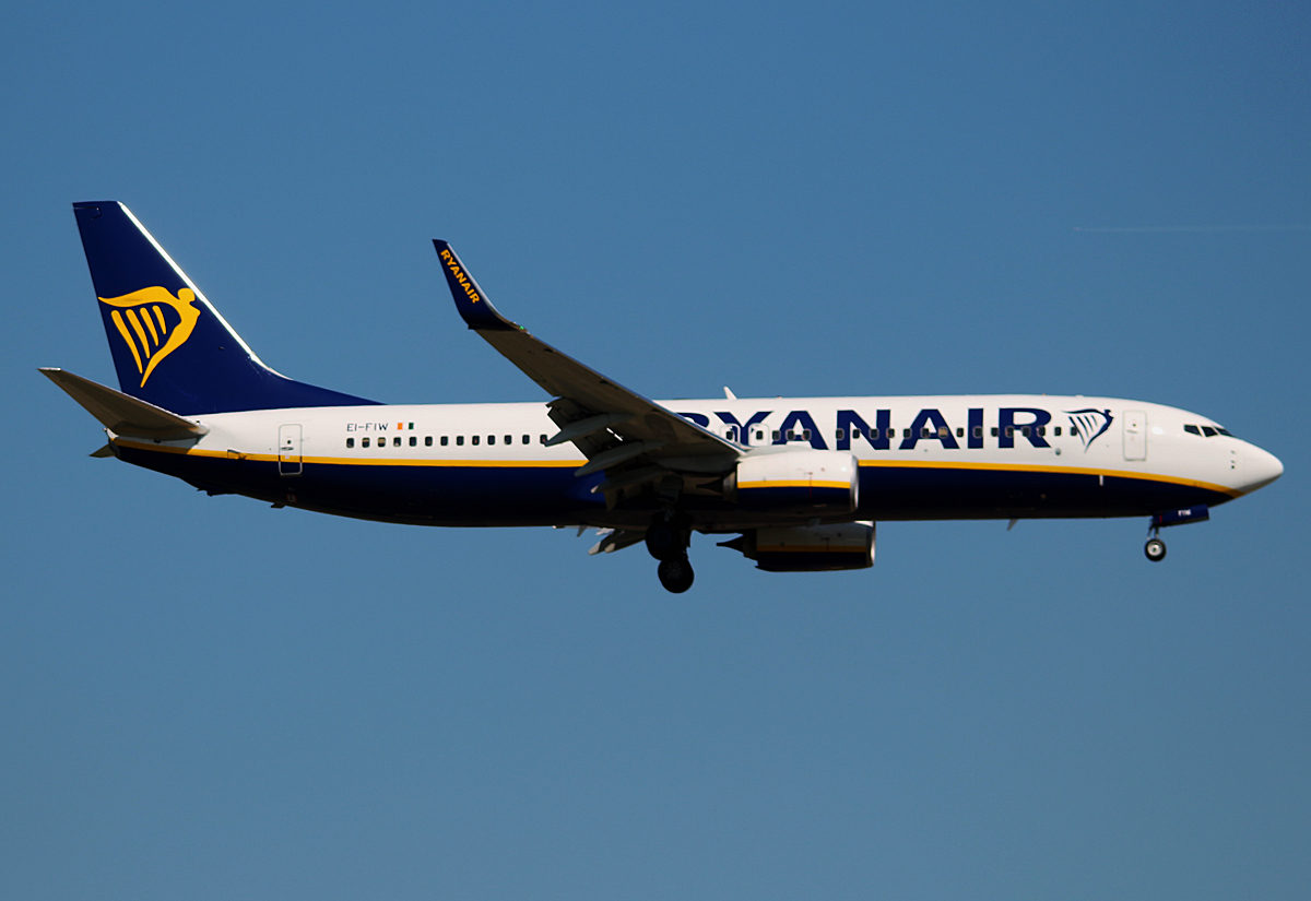 Ryanair, Boeing B 737-8AS, EI-FIW, SXF, 06.05.2016