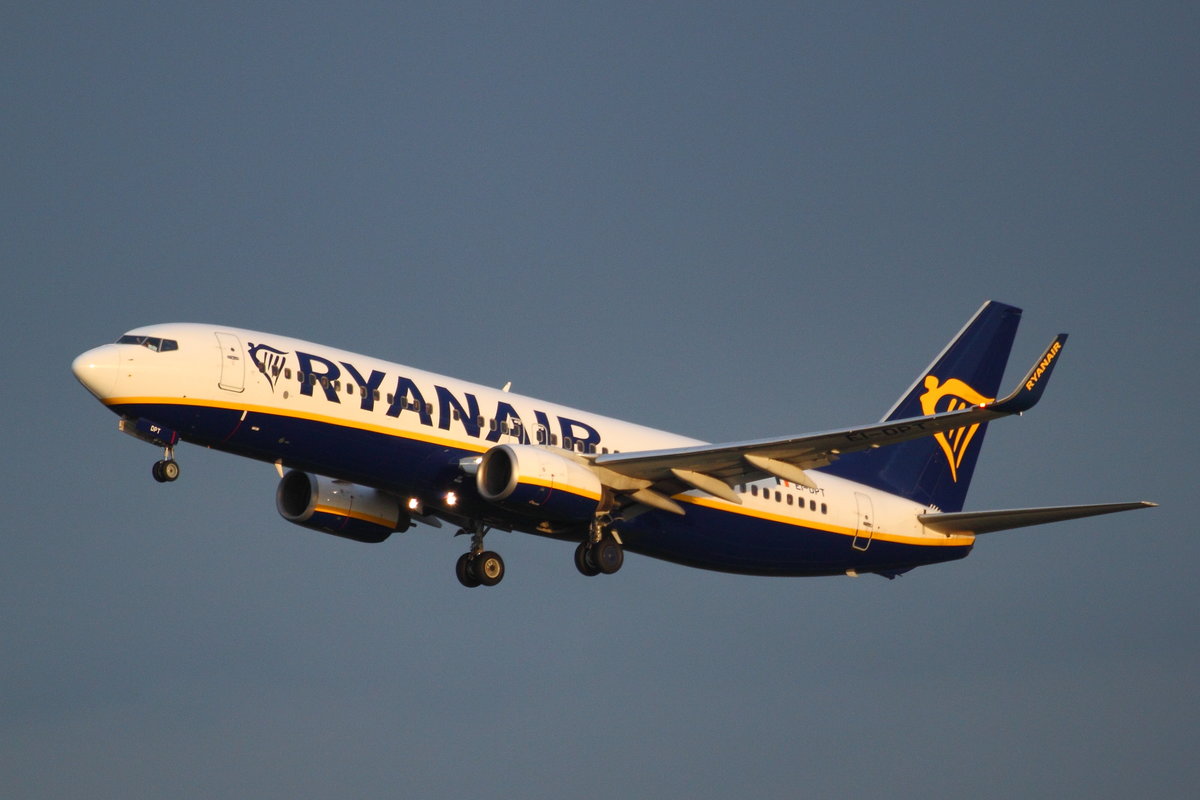 Ryanair, Boeing B737-8AS, EI-DPT. Gestartet in Köln-Bonn (CGN/EDDK) am 05.11.2017 nach Madrid (MAD).