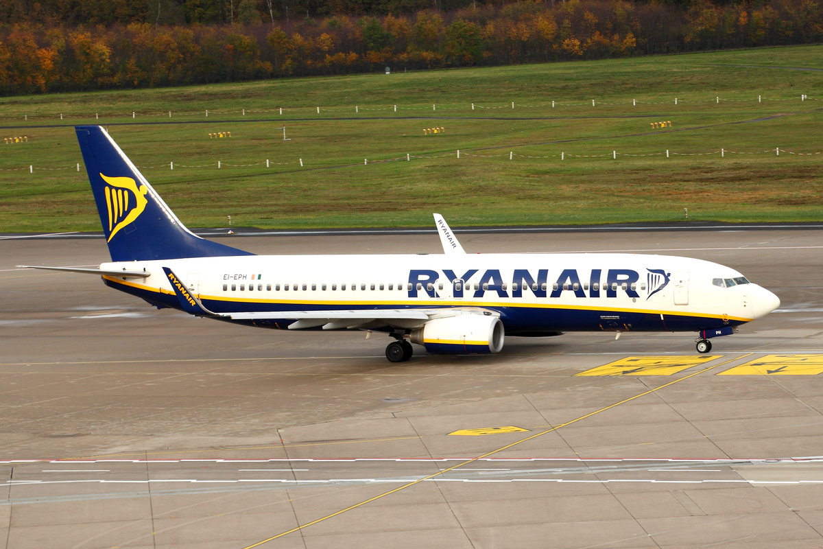 Ryanair, Boeing B737-8AS, EI-EPH. Rollt am 05.11.2017 in Köln-Bonn (CGN/EDDK) zum Start nach Rom-Ciampino (CIA).