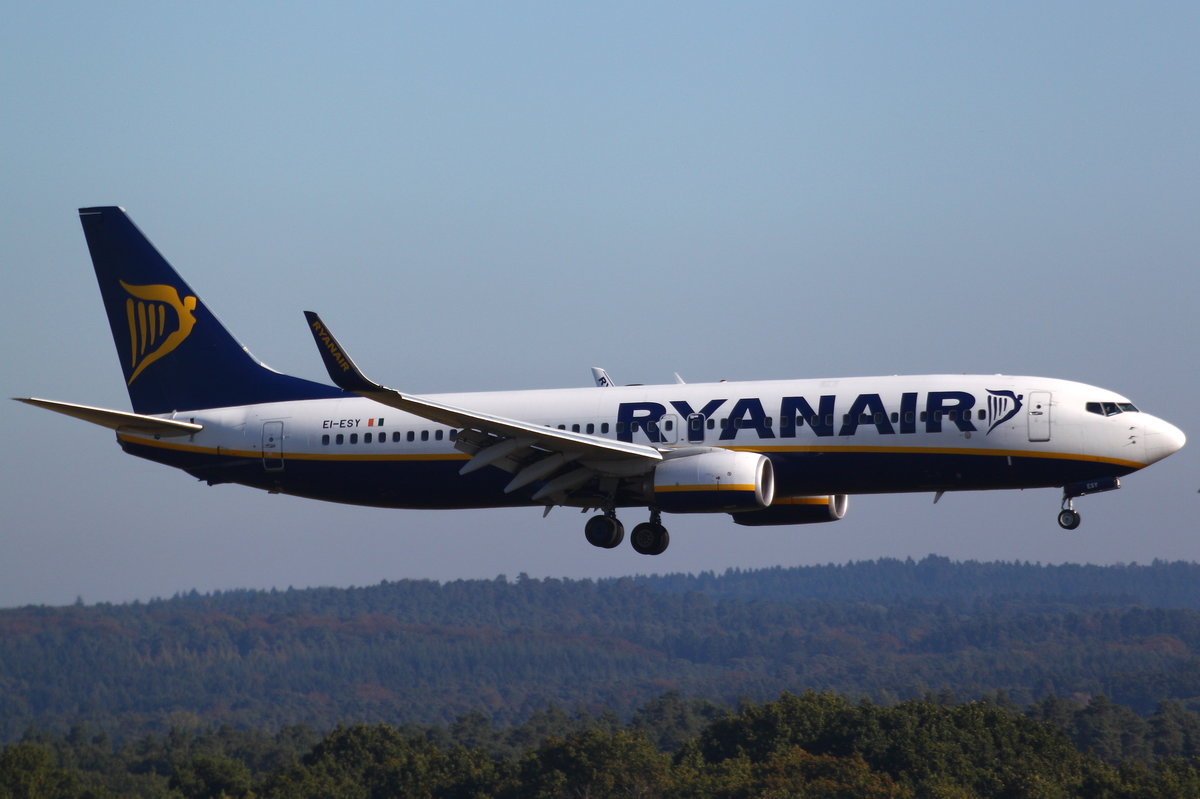 Ryanair, Boeing B737-8AS, EI-ESY, Köln-Bonn (CGN), im Endanflug aus Faro (FAO) kommend. 16.10.2016