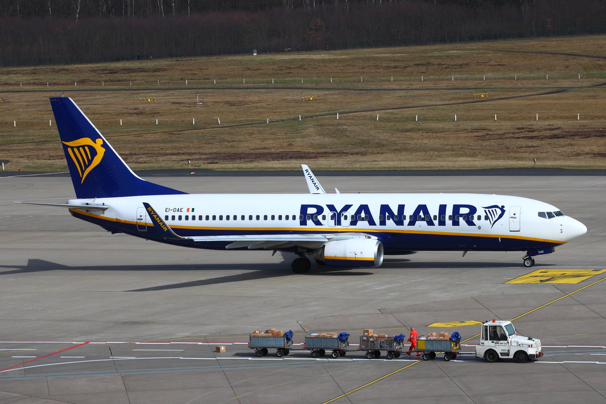 Ryanair, Boeing B737-8AS(WL), EI-DAE. Rollt in Köln-Bonn (CGN/EDDK) am 10.09.2017 zum Start nach Vitoria (VIT). 