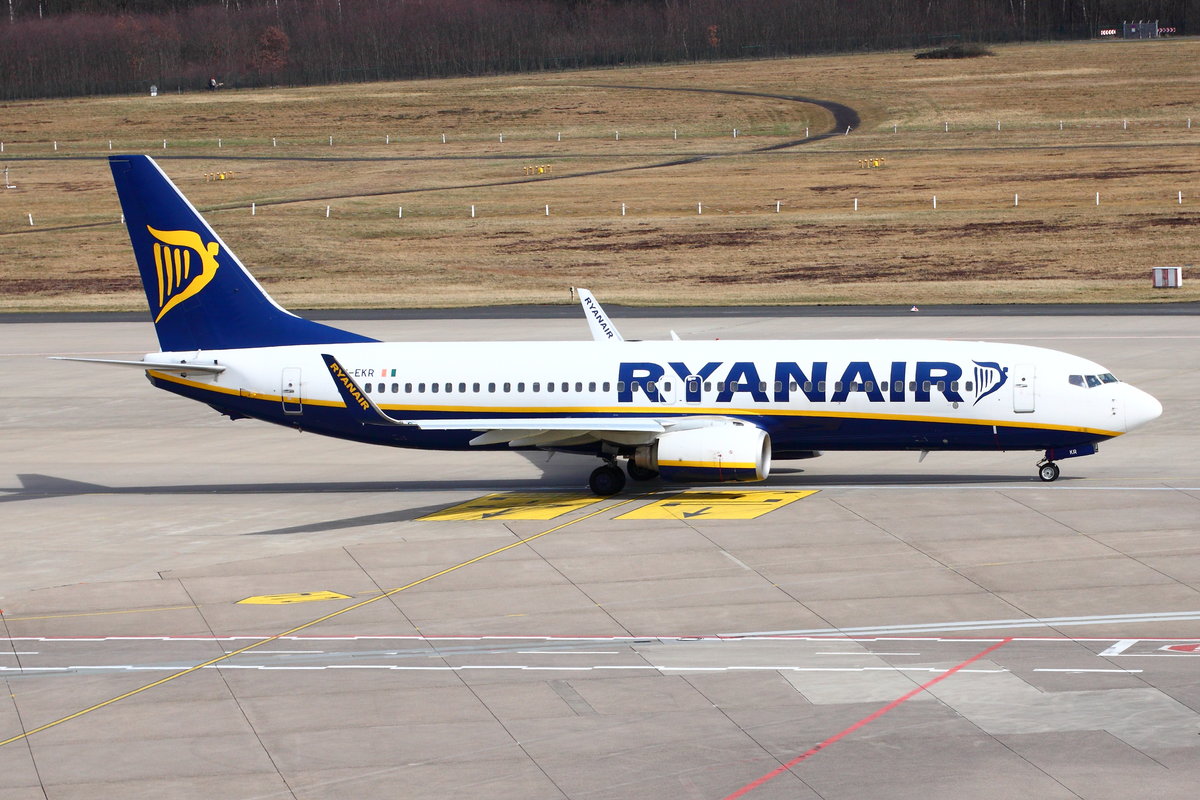 Ryanair, Boeing B737-8AS(WL), EI-EKR. Rollt in Köln-Bonn (CGN/EDDK) am 30.03.2018 zum Start nach Faro (FAO). 