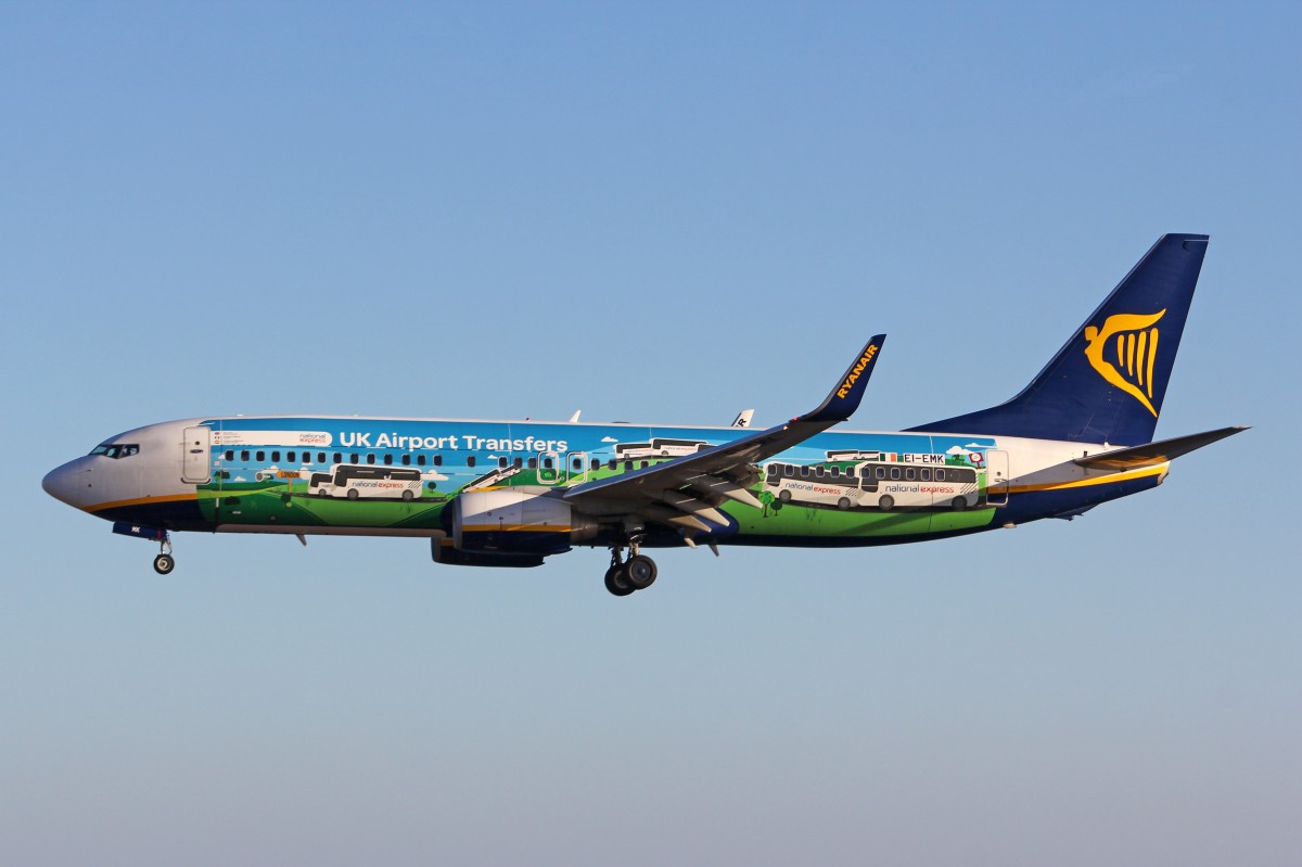 Ryanair, EI-EMK, Boeing B737-8AS (W), 17.Dezember 2015, ACE Lanzarote, Spain. Mit Werbebemahlung UK Airport Transfers.