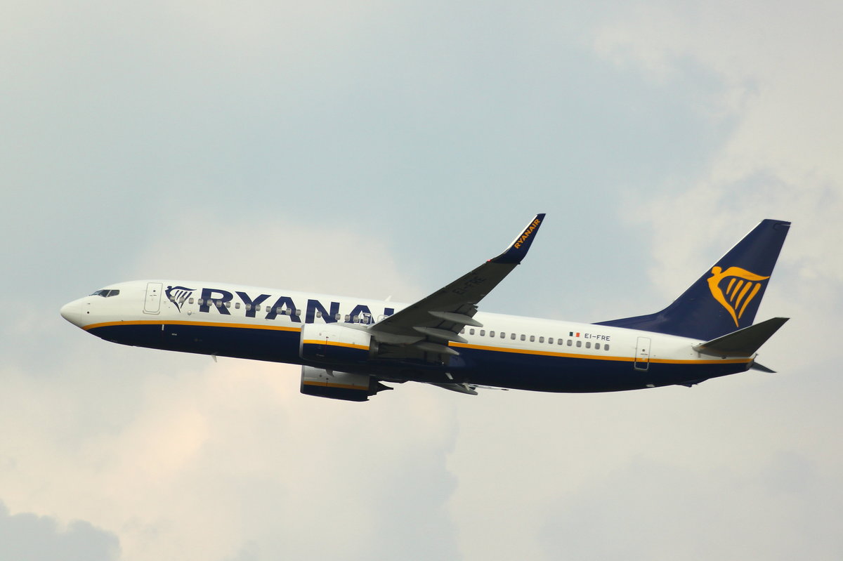 Ryanair, EI-FRE, Boeing 737-8AS, kurz nach dem Start in Köln-Bonn (CGN) nach Berlin-Schönefeld (SXF). 24.07.2016