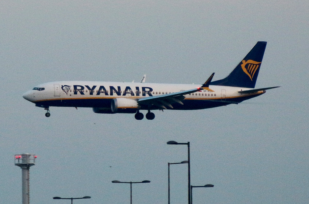 Ryanair Sun, Boeing B 737 MAX 8, SP-RZK, BER, 08.10.2022