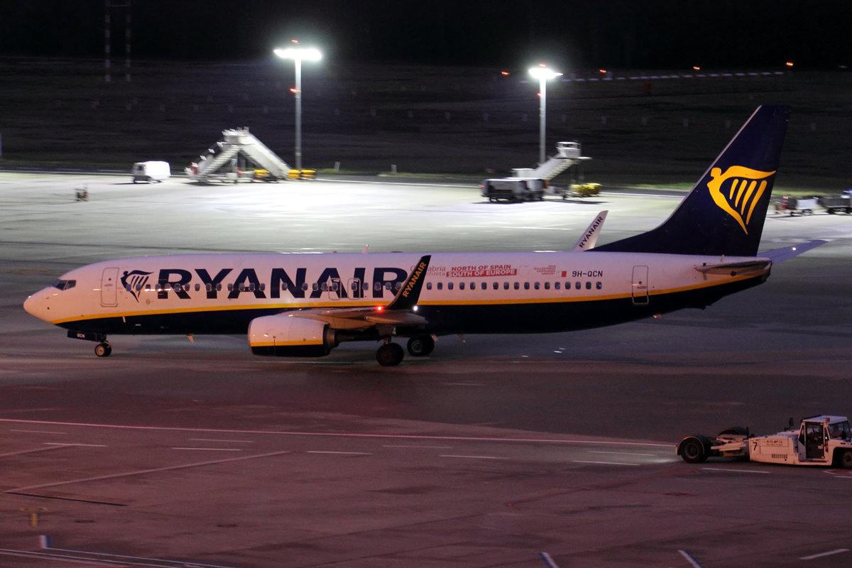 Ryanair(Malta Air) Boeing 737-8AS 9H-QCN rollt zum Gate in Köln 5.1.2020