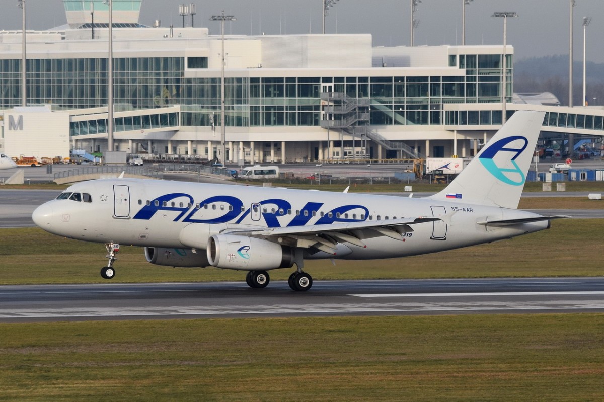 S5-AAR Adria Airways Airbus A319-132  am 11.12.2015 bei der Landung in München