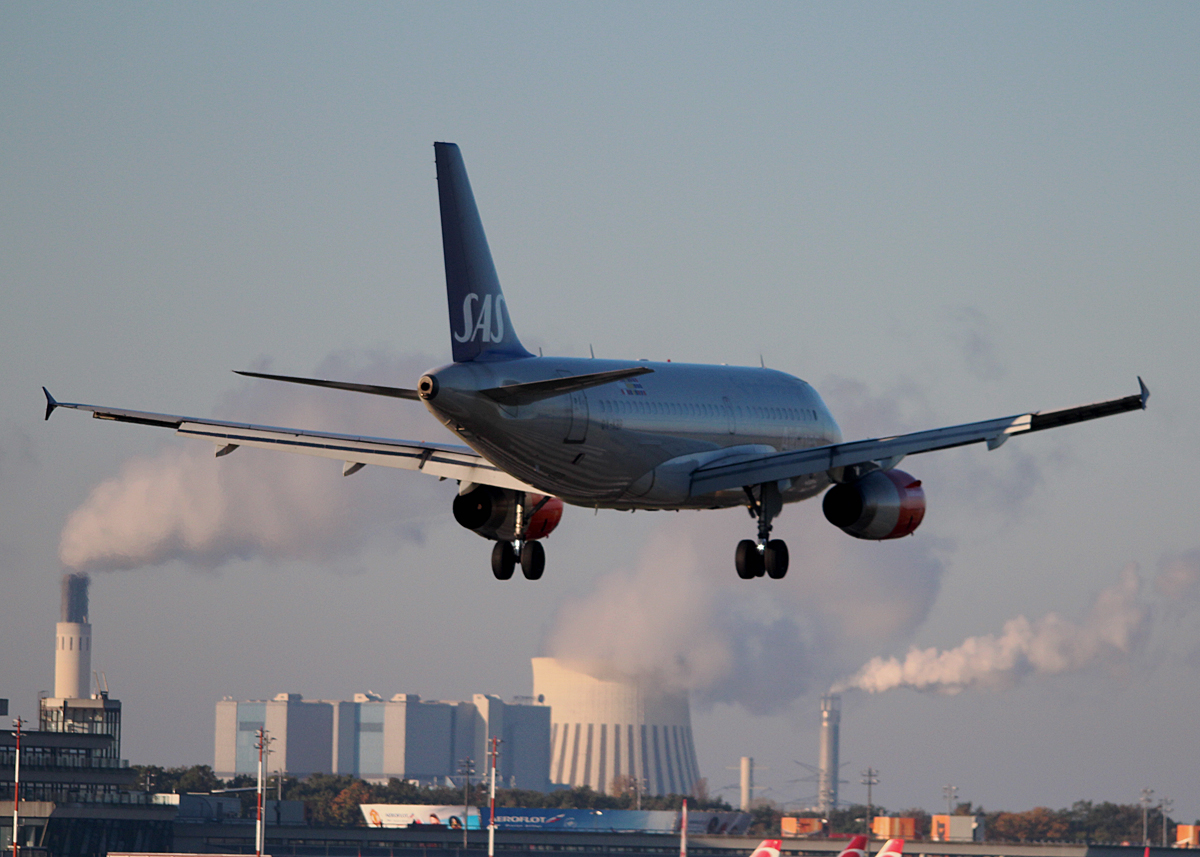 SAS A 319-132 OY-KBP bei der Landung in Berlin-Tegel am 19.10.2014