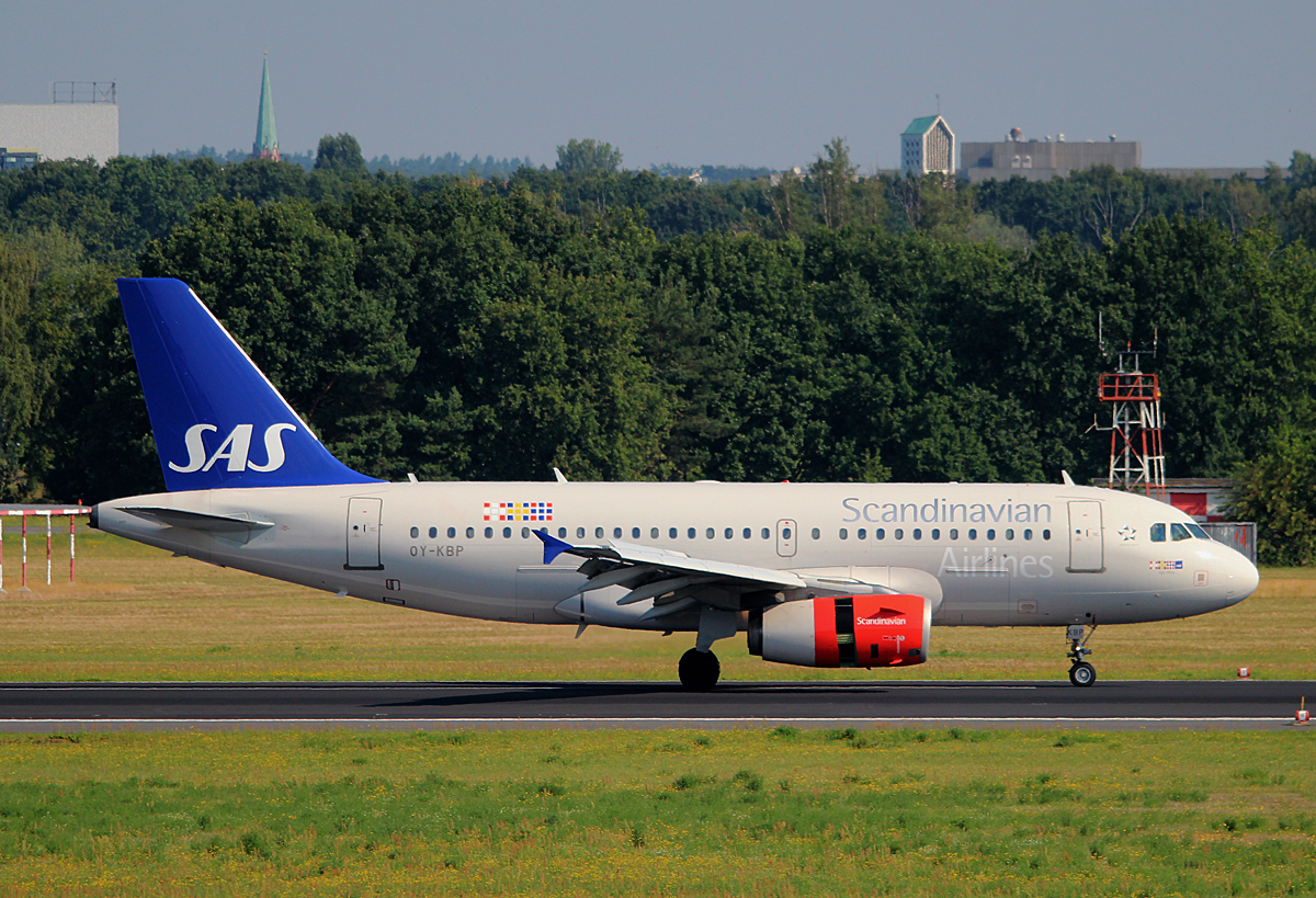 SAS A 319-132 OY-KBP nach der Landung in Berlin-Tegel am 11.07.2014