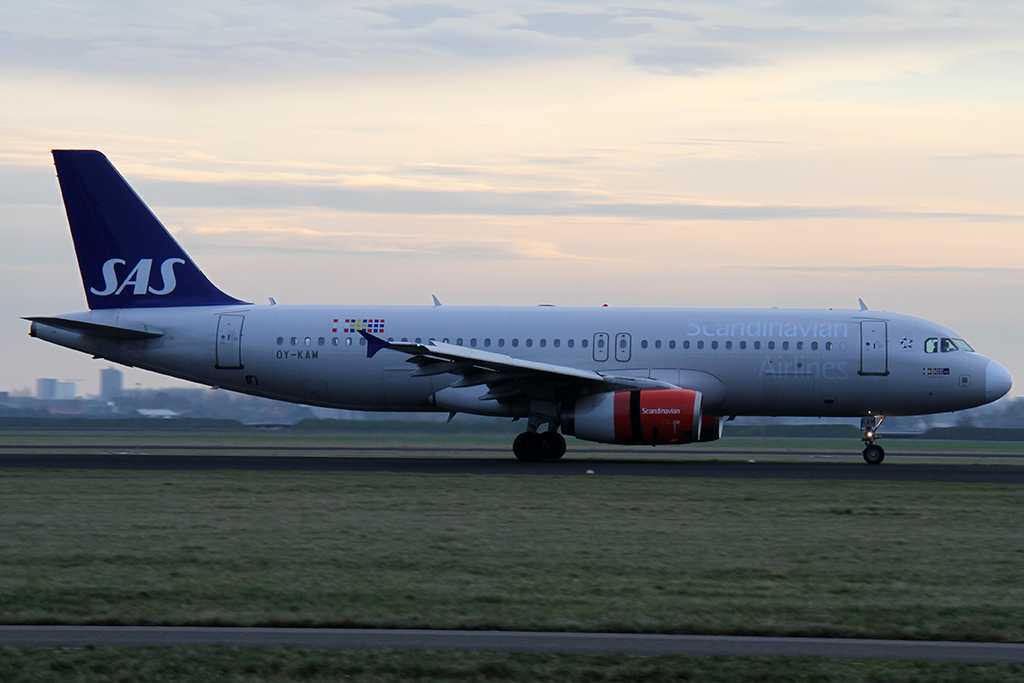 SAS A320 (Reg.: OY-KAM) in AMS am 19.01.2014