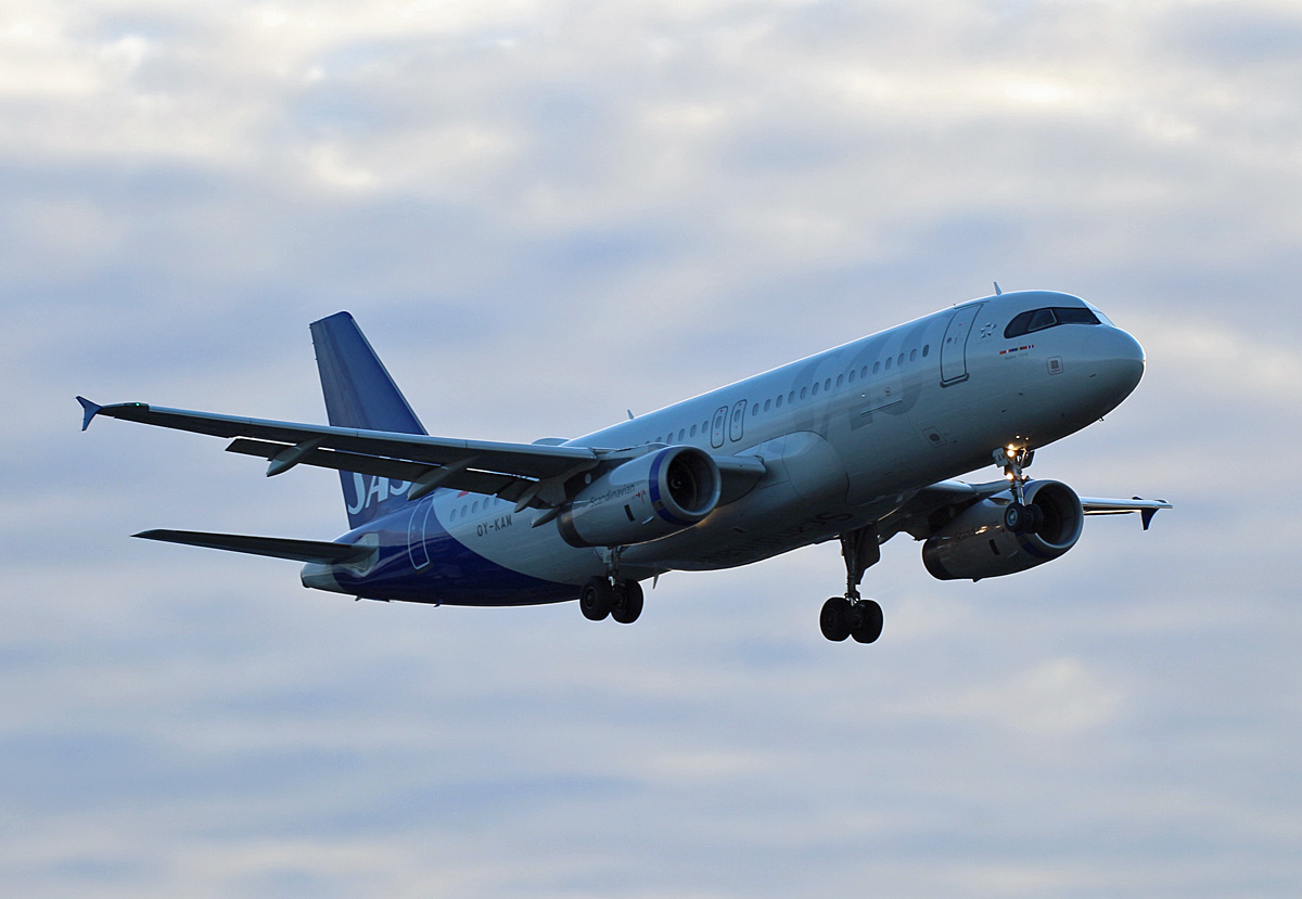 SAS, Airbus A 320-232, OY-KAM, TXL, 29.12.2019
