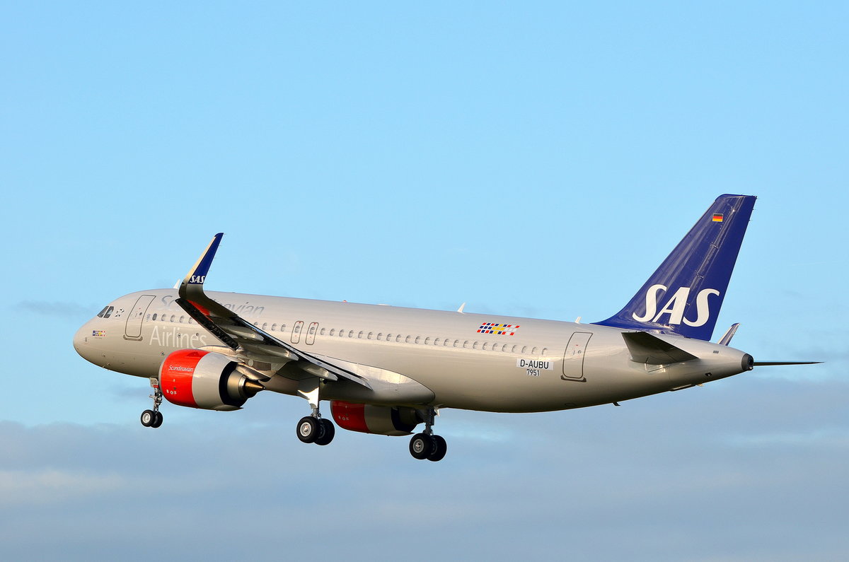 SAS Airbus A320 Werkskennung D-AUBU bei einem Durchstartmanöver am Airport Hamburg Helmut Schmidt am 04.12.17