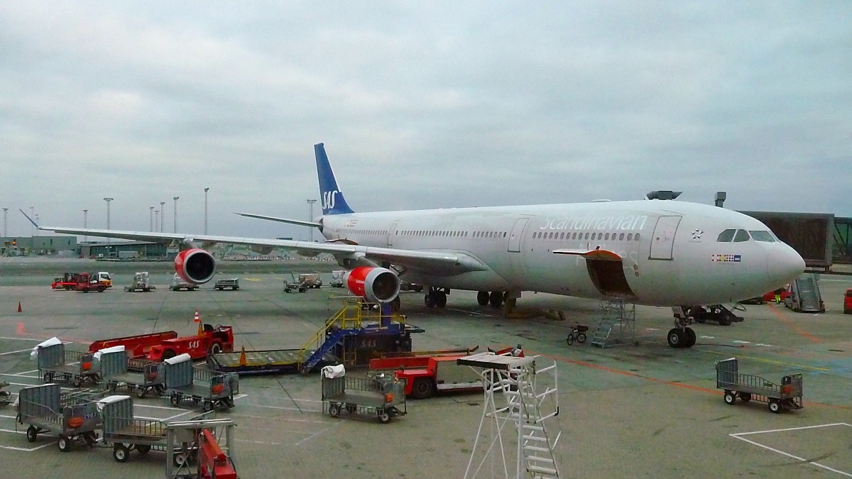 SAS Airbus A340 OY-KBC in Kastrup am Terminal C, 1.10.2015