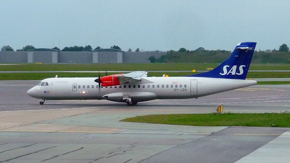 SAS ATR 42/72 OY-JZA in Kastrup am Terminal A, 1.10.2015