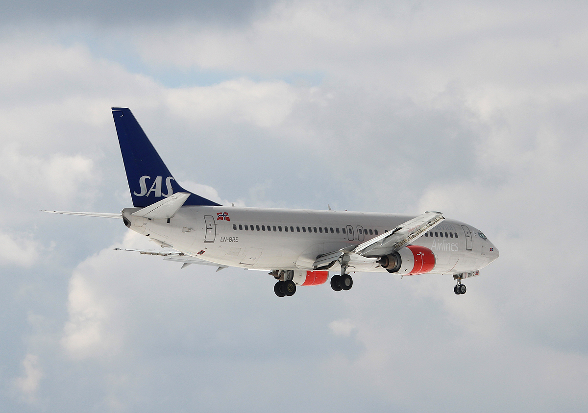 SAS B 737-405 LN-BRE bei der Landung in Berlin-Tegel am 01.04.2013
