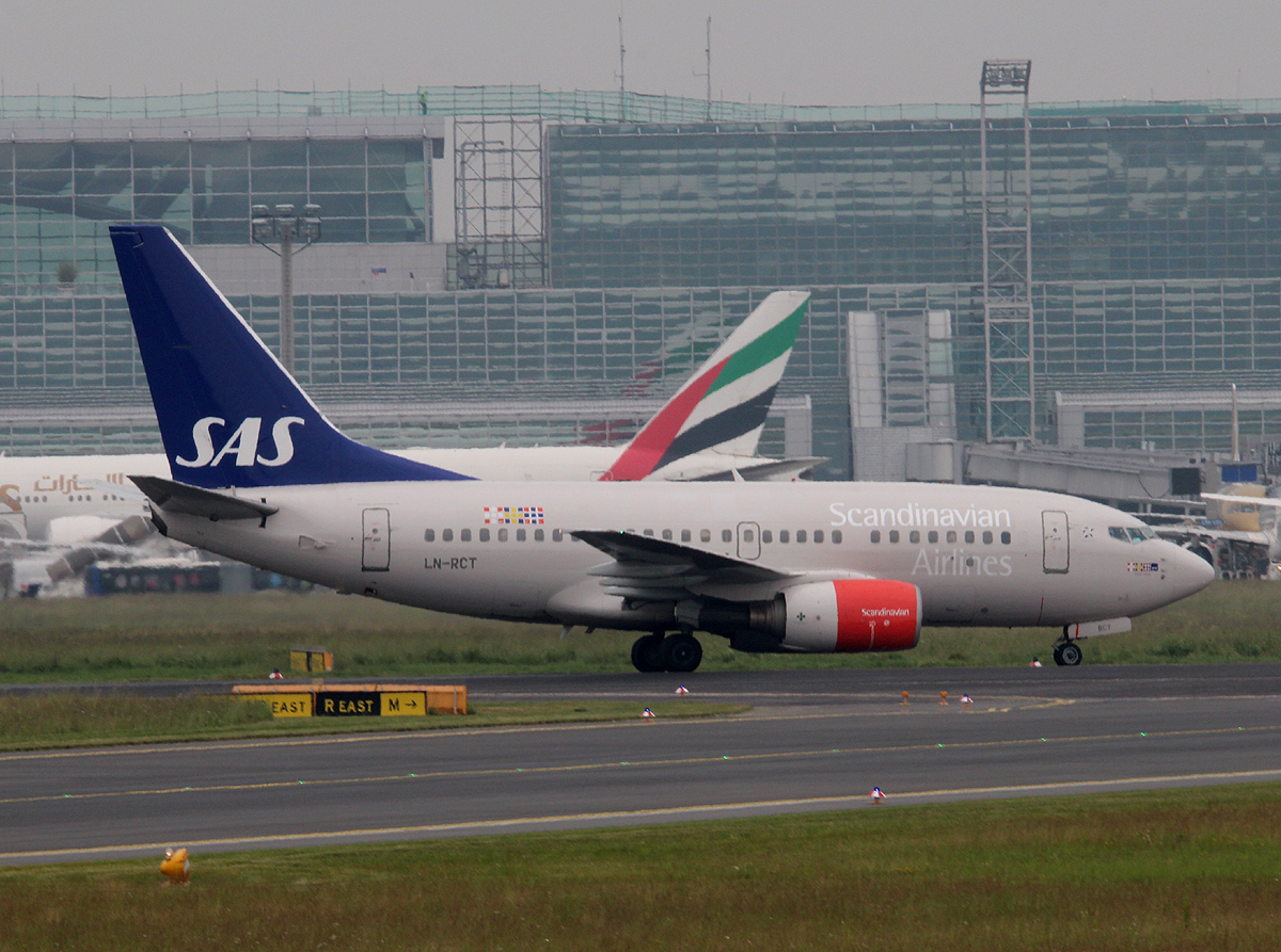 SAS B 737-683 LN-RCT bei der Ankunft in Frankfurt am 11.06.2013
