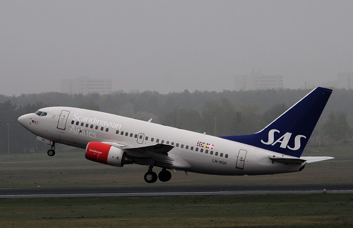 SAS B 737-683 LN-RGK beim Start in Berlin-Tegel am 12.04.2014