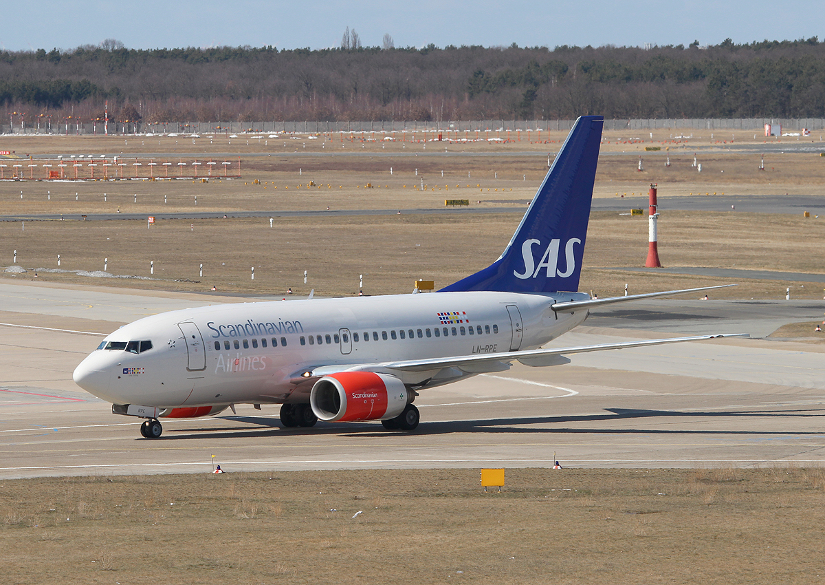 SAS B 737-683 LN-RPE bei der Ankunft in Berlin-Tegel am 07.04.2013