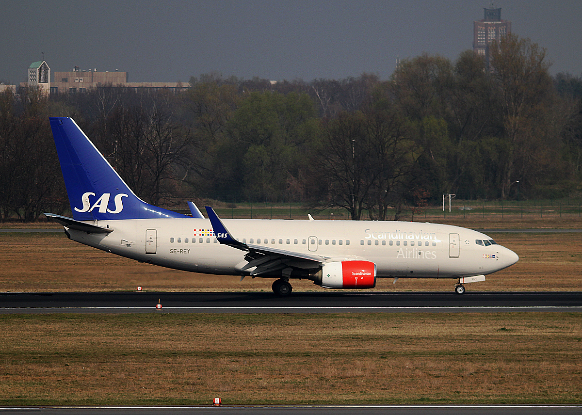 SAS B 737-76N SE-REY nach der Landung in Berlin-Tegel am 29.03.2014