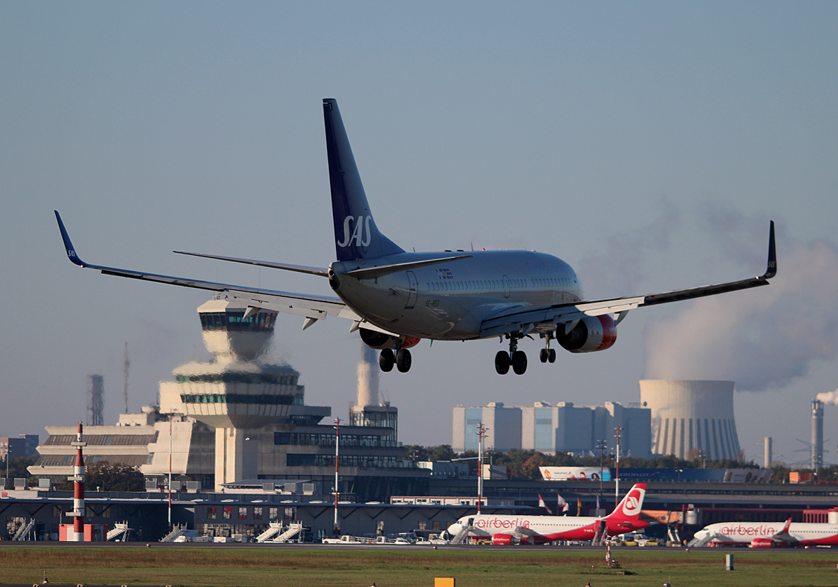 SAS B 737-76N SE-REZ bei der Landung in Berlin-Tegel am 19.10.2014