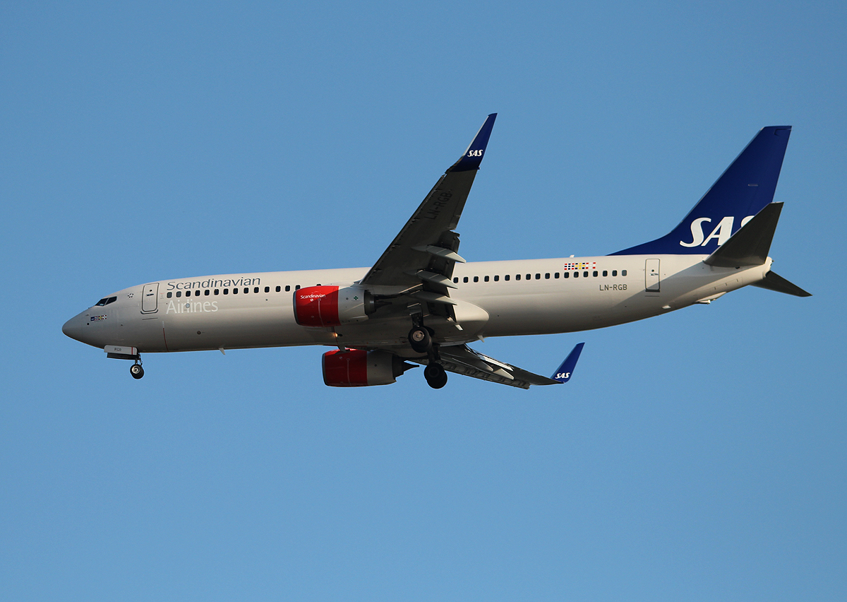 SAS B 737-86N LN-RGB bei der Landung in Berlin-Tegel am 18.06.2013