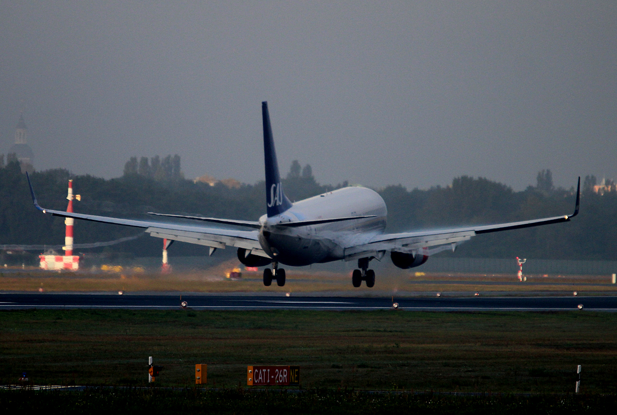 SAS B 737-86N LN-RGD bei der Landung in Berlin-Tegel am 27.09.2014