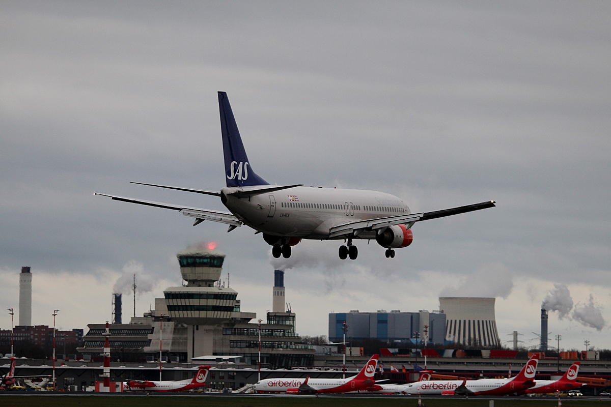 SAS B 737-883 LN-RCY bei der Landung in Berlin-Tegel am 29.11.2015