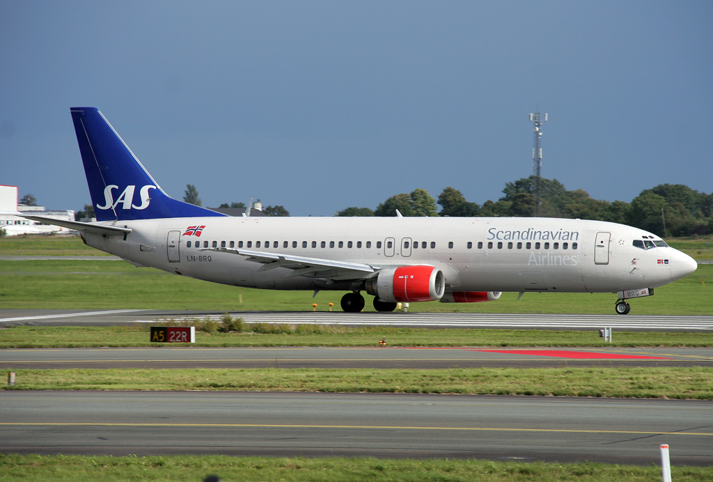 SAS B737-400 LN-BRQ beim Takeoff auf 22R in CPH / EKCH / Kopenhagen am 30.08.2011