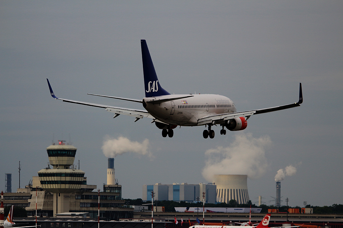 SAS, Boeing B 737-783, LN-RNU, TXL, 04.09.2016