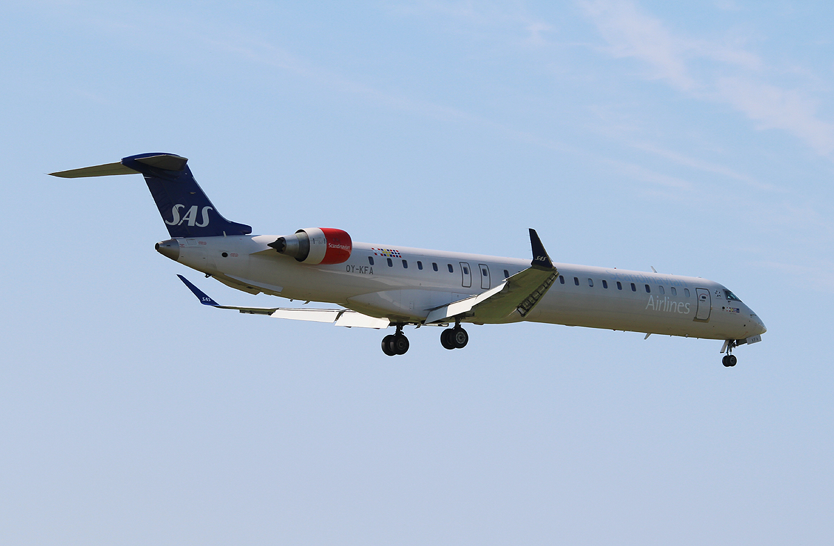 SAS Canadair Regjet CRJ900ER OY-KFA bei der Landung in Berlin-Tegel am 05.05.2013