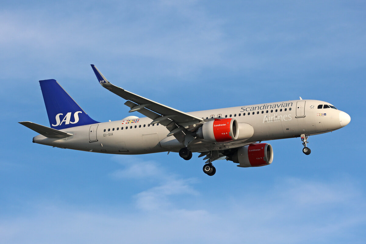 SAS Connect, EI-SIA, Airbus A320-251N, msn: 7897,  Ulv Viking , 06.Juli 2023, LHR London Heathrow, United Kingdom.