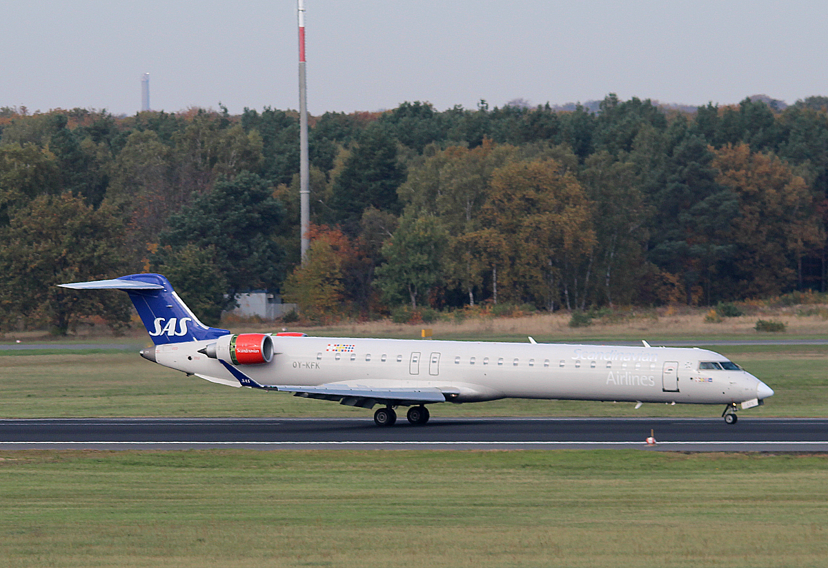 SAS CRJ 900ER OY-KFK nach der Landung in Berlin-Tegel am 19.10.2013