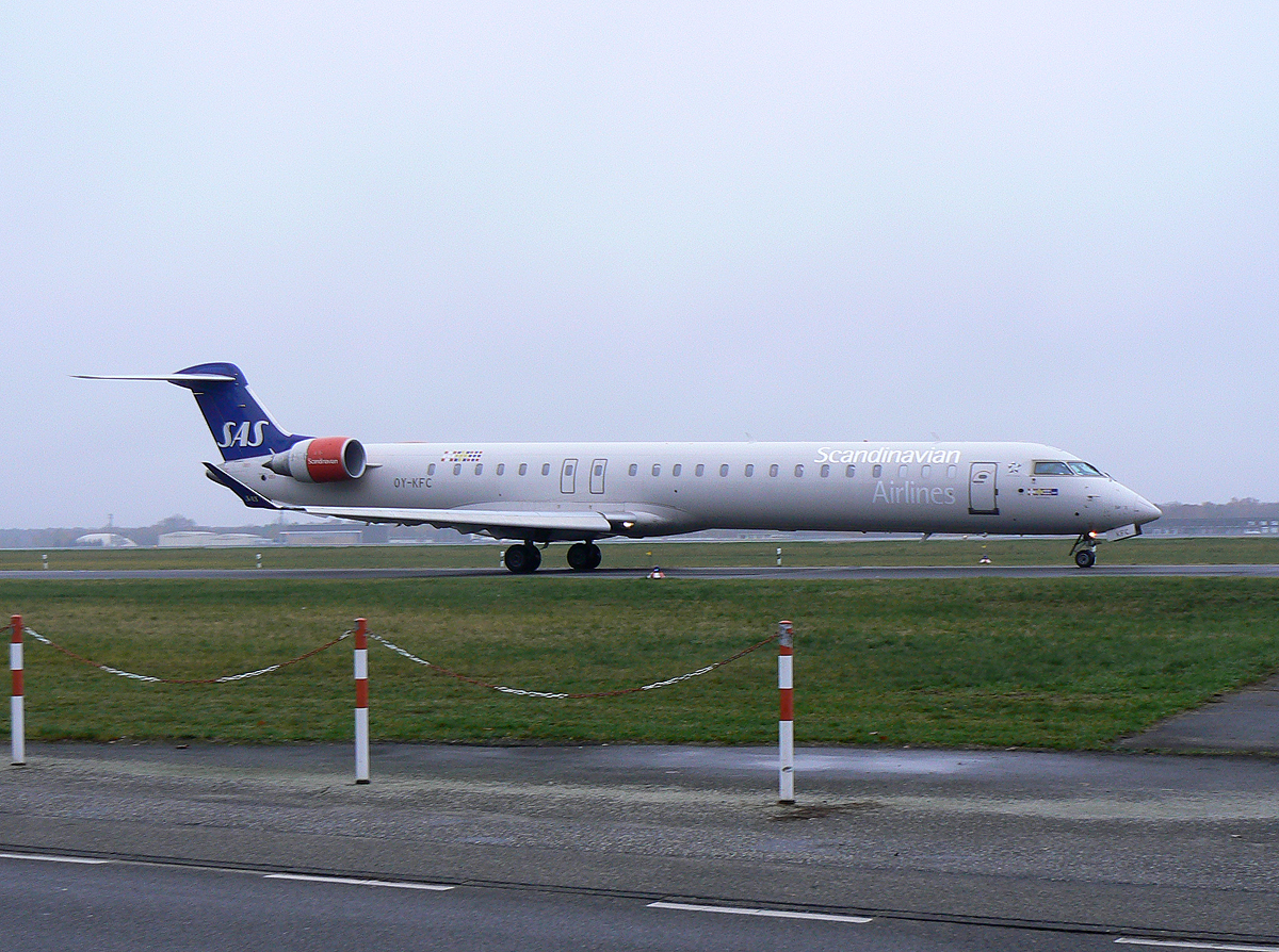 SAS CRJ900ER OY-KFC auf dem Weg zum Start in Berlin-Tegel am 24.11.2013