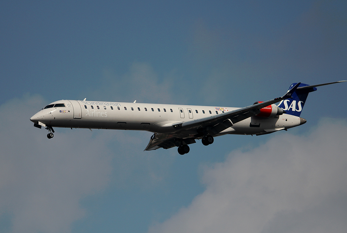 SAS CRJ900ER OY-KFI bei der Landung in Berlin-Tegel am 12.04.2014