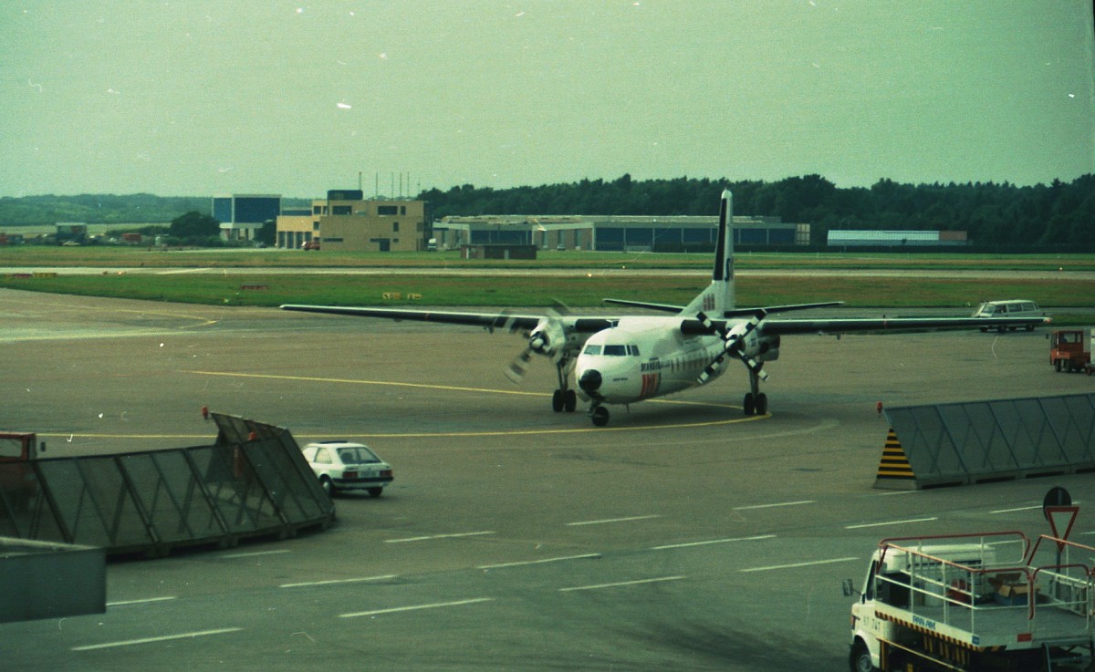 SAS, LN-RNX Vikar Viking, Fokker F 27-200 Friendship, nach der Landung auf dem Vorfeld HH-Fuhlsbüttel, Foto: 1988, Scan vom DIA,
 gebaut 1967, Serien-Nr. 10321, ausgeliefert 16.02.1967 PH-FKR, NL  / in Dienst 22.2.1967, I-ATIF, Italien / LN-RNX, Norwegen,  bei SAS geflogen von Mai 1986 – Okt. 1990 / PH-LMP + PH-FKR Niederlande, 08.1986-10.1990 / PT-BFZ, Brasilien, 10.1990-10.1993 / PH-FKR, Niederlande,  10,1993-10.1994 /  ST-AWB, Sudan, 10.1994-5.1995 / PH-FKR, Niederlande /  D-BAKJ, Deutschland Nov. 1997 in Essen außer Dienststellung / 2005 TUI-Fly, Reise-Ausstellung in Köln /
