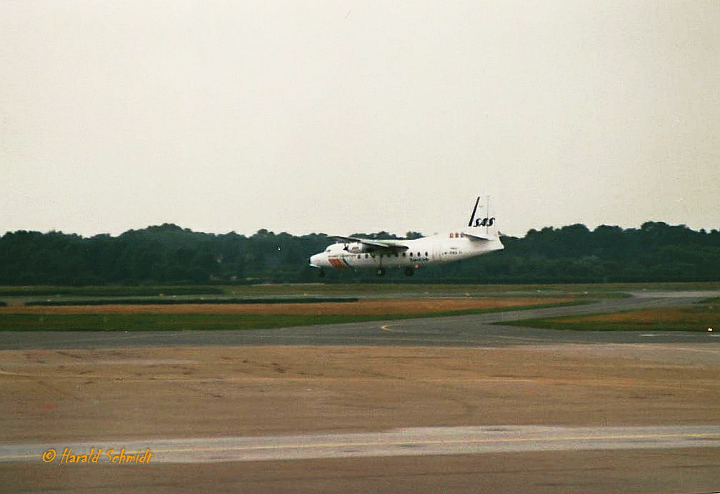 SAS, LN-RNX Vikar Viking, Fokker F 27-200 Friendship, bei der Landung,  HH-Fuhlsbüttel, Foto: 1988, Scan vom DIA,
 gebaut 1967, Serien-Nr. 10321, ausgeliefert 16.02.1967 PH-FKR, NL  / in Dienst 22.2.1967, I-ATIF, Italien / LN-RNX, Norwegen,  bei SAS geflogen von Mai 1986 – Okt. 1990 / PH-LMP + PH-FKR Niederlande, 08.1986-10.1990 / PT-BFZ, Brasilien, 10.1990-10.1993 / PH-FKR, Niederlande,  10,1993-10.1994 /  ST-AWB, Sudan, 10.1994-5.1995 / PH-FKR, Niederlande /  D-BAKJ, Deutschland Nov. 1997 in Essen außer Dienststellung / 2005 TUI-Fly, Reise-Ausstellung in Köln /
