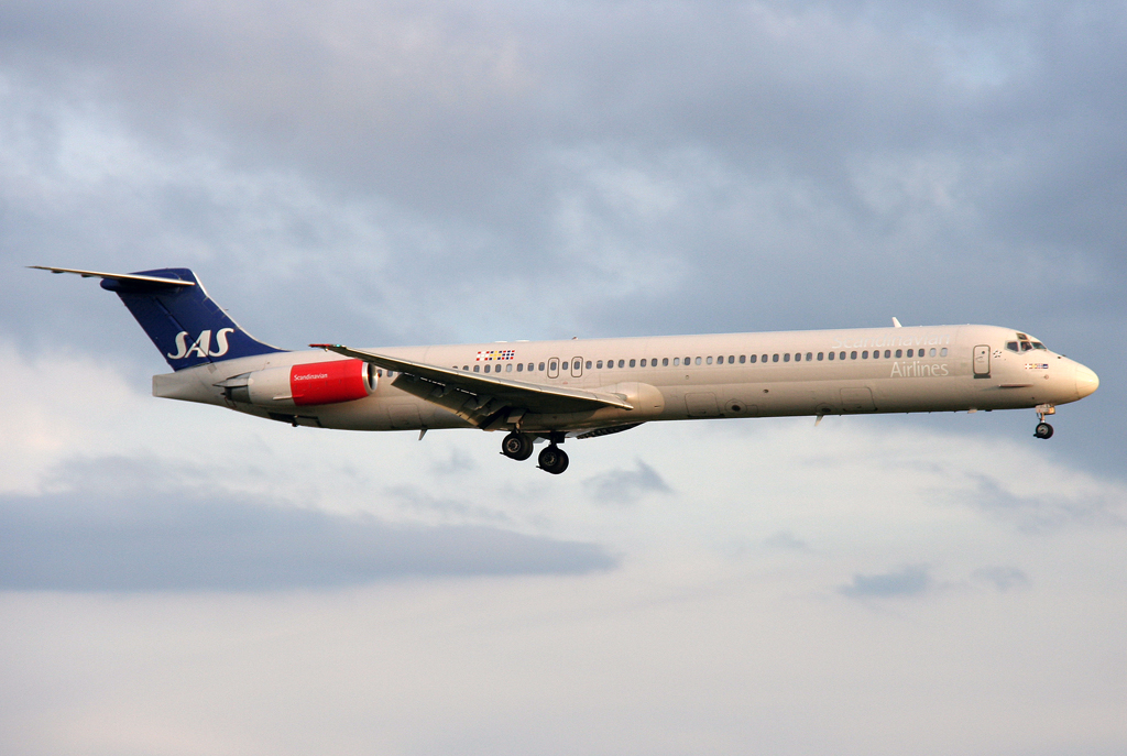 SAS MD-81 LN-ROM im Anflug auf 27R in LHR / EGLL / London Heathrow am 24.08.2011