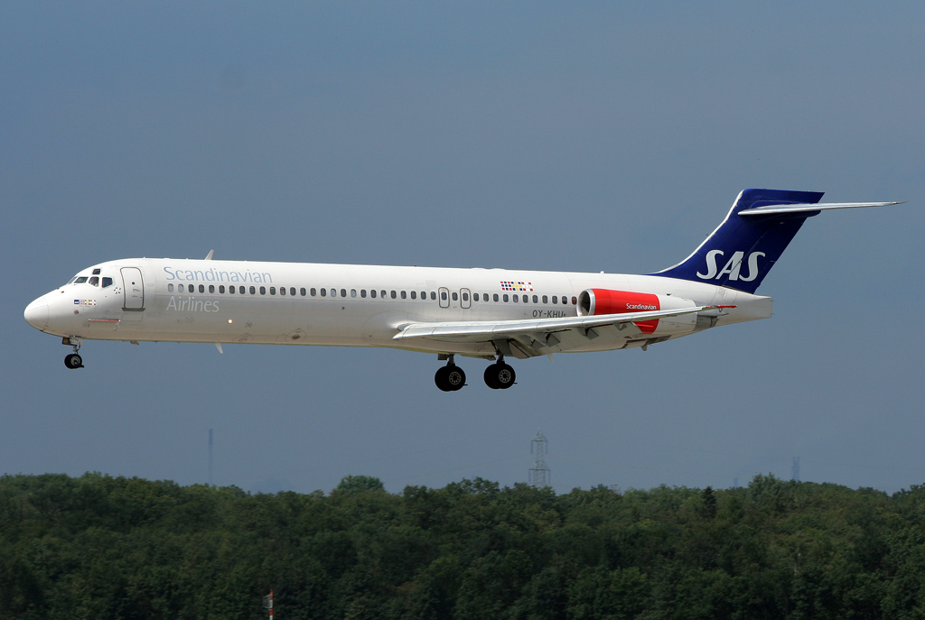 SAS MD-87 OY-KHU über der 23L in DUS / EDDL / Düsseldorf am 30.06.2011