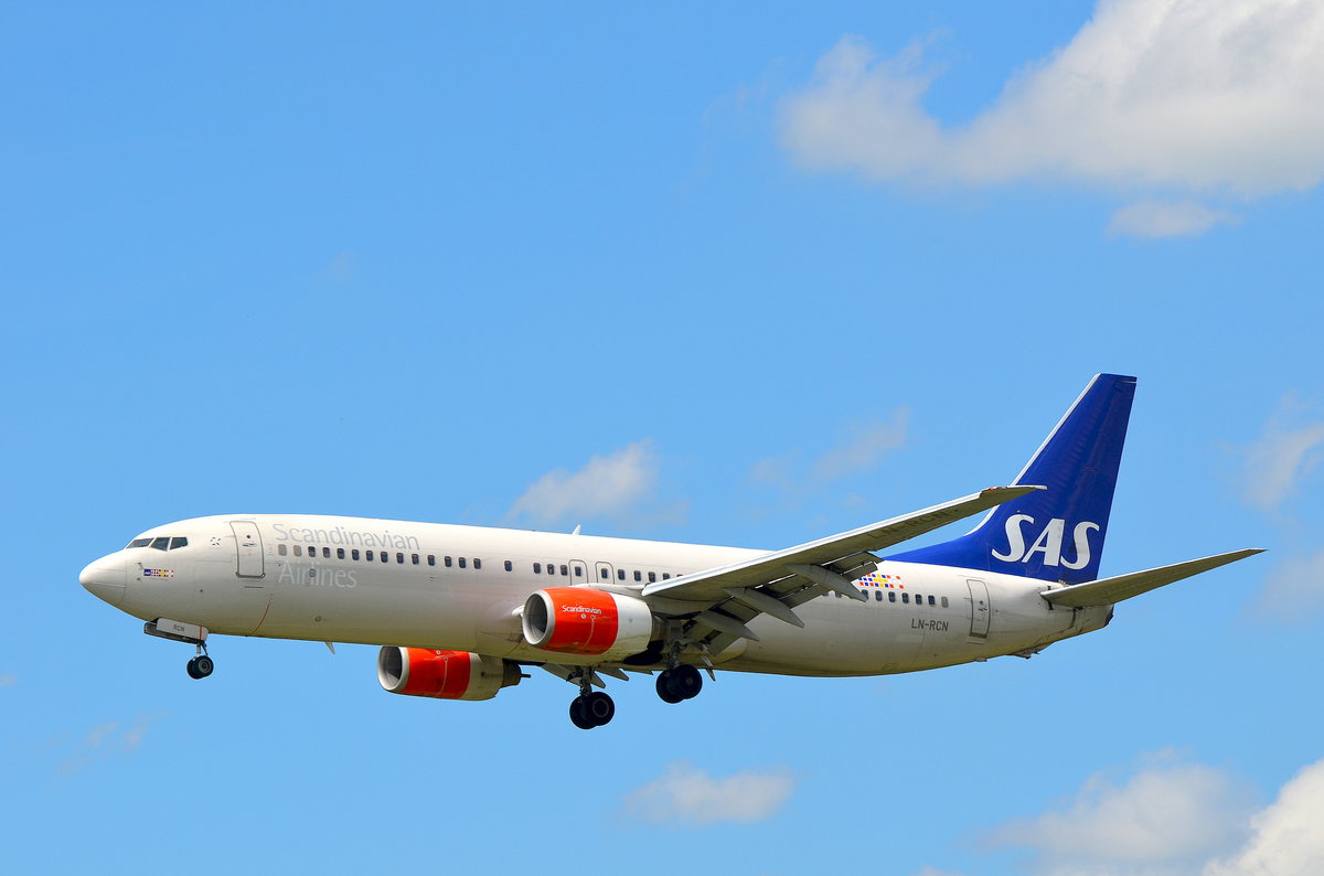 SAS Scandinavian Airlines Boeing 737-800 LN-RCN vor der Landung auf dem Airport Hamburg Helmut Schmidt am 06.07.17