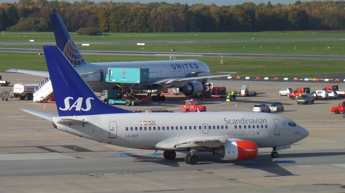 SAS Scandinavian Airlines, LN-RRP, Boeing 737-683, zum Start rollend, 26.10.2015, HAM-EDDH
