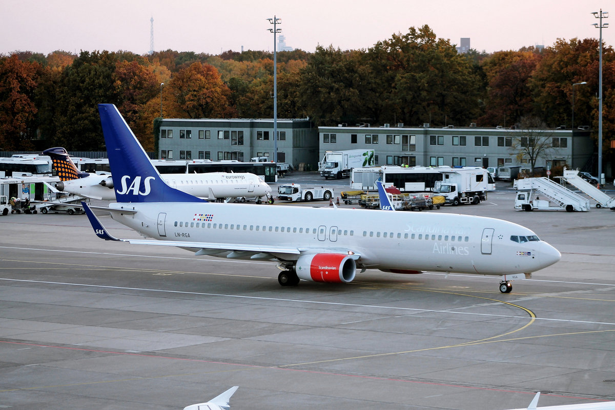 SAS Scandinavian - B 737-86N - LN-RGA - 'Svarthöfde Viking' - Berlin Tegel im Oktober 2012.