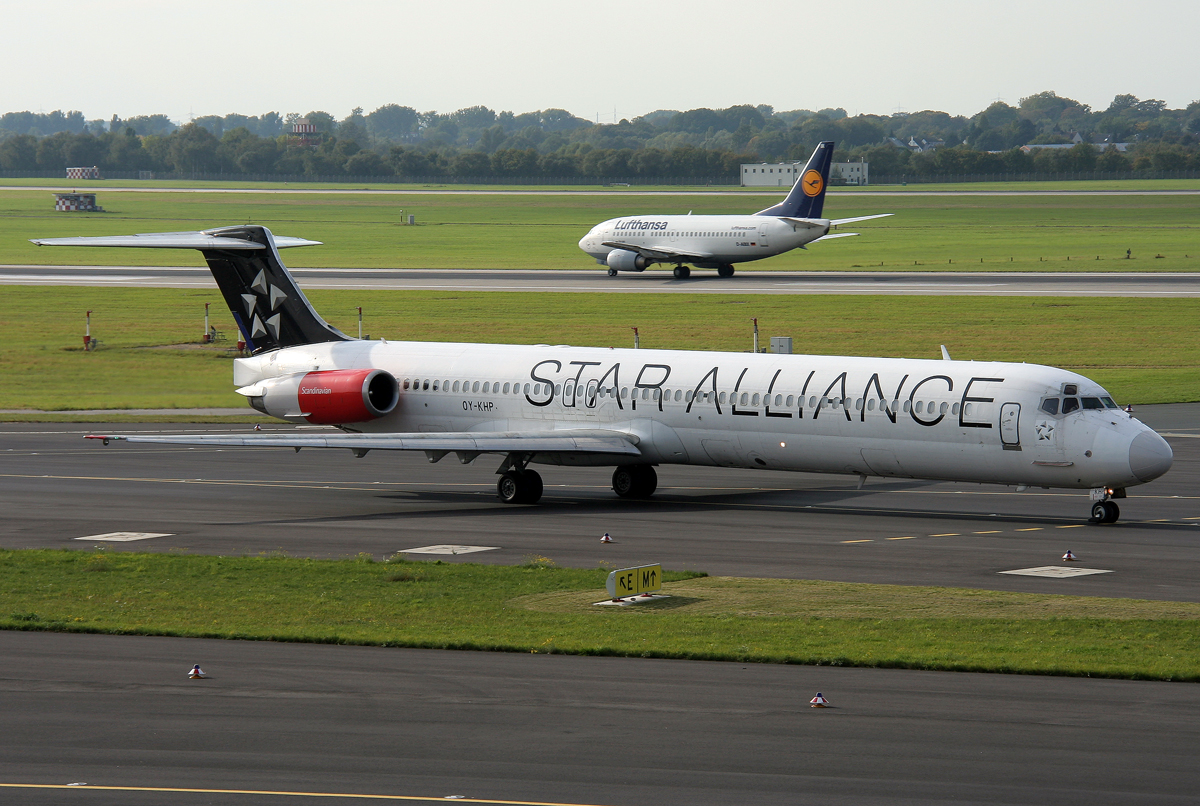 SAS Star Alliance MD-81 OY-KHP rollt zur 23L in DUS / EDDL / Düsseldorf am 26.09.2011