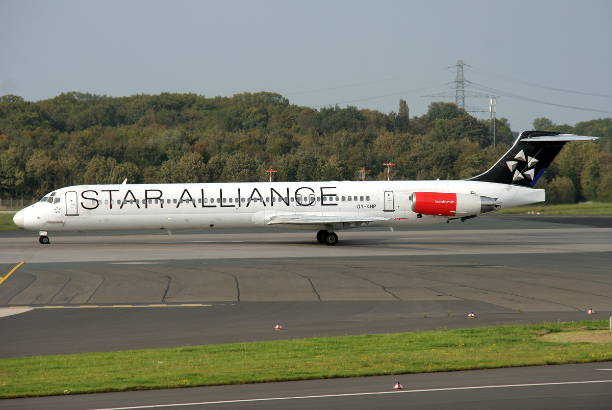 SAS Star Alliance MD-81 OY-KHP beim Line up auf 23L in DUS / EDDL / Düsseldorf am 26.09.2011