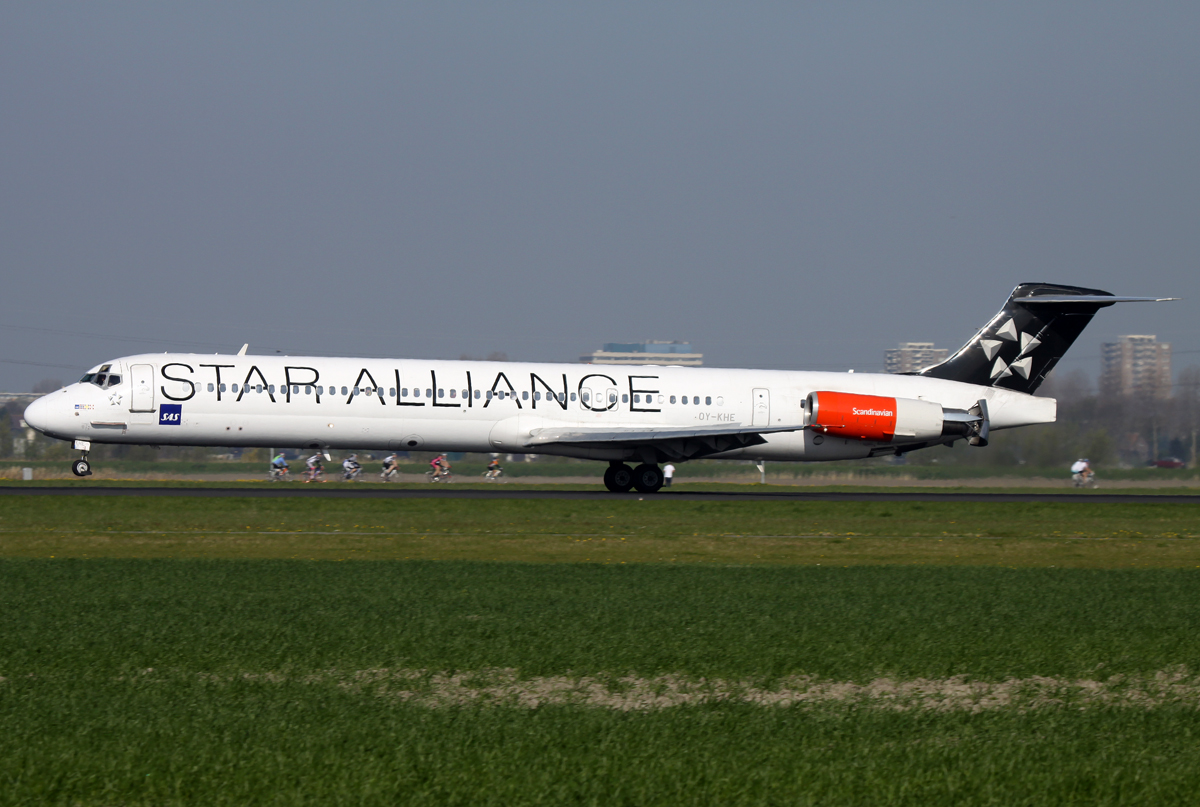 SAS Star Alliance MD-82 OY-KHE beim Touchdown auf 18R in AMS / EHAM / Amsterdam am 05.05.2013