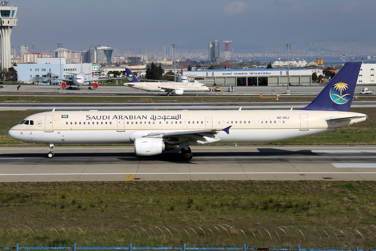 Saudi A-321 HZ-ASJ beim Takeoff auf 36L und A-320 HZ-AS33 auf dem Taxiway in IST / LTBA / Istanbul Ataturk am 20.03.2014