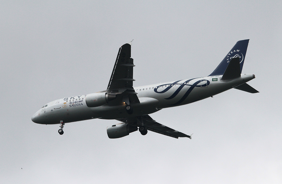 Saudi Arabian Airlines A 320-214 HZ-ASF bei der Landung in Frankfurt am 09.06.2013