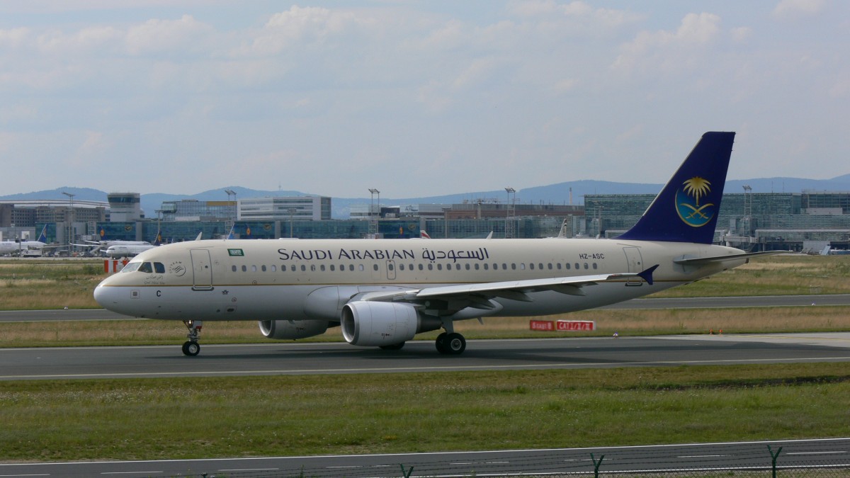 Saudi Arabian Airlines Airbus A320-214 am 06.07.2013 auf dem Weg zur Startbahn West.