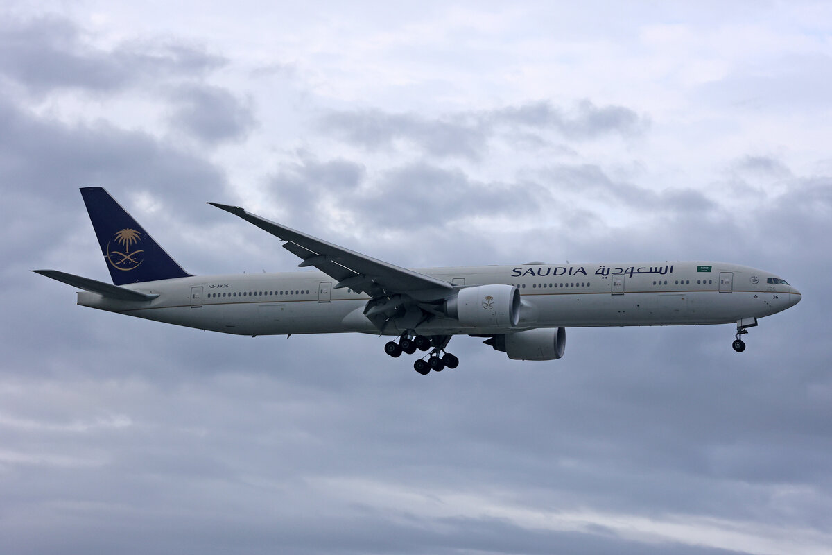 Saudi Arabian Airlines, HZ-AK36, Boeing B777-3FGER, msn: 61599/1439, 04.Juli 2023, LHR London Heathrow, United Kingdom.