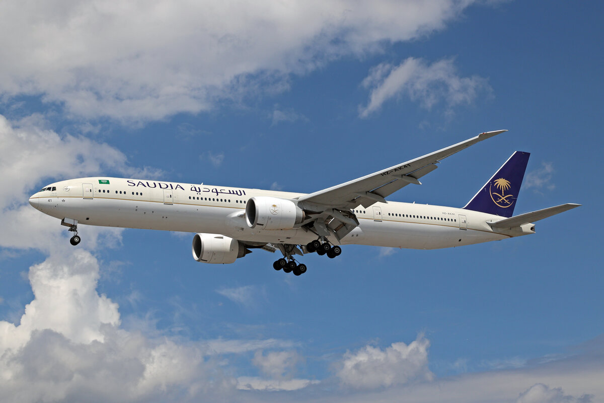 Saudi Arabian Airlines, HZ-AK41, Boeing B777-368ER, msn: 62761/1476, 05.Juli 2023, LHR London Heathrow, United Kingdom.