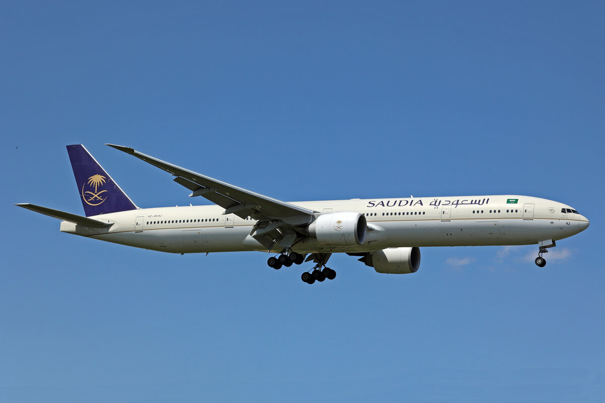 Saudi Arabian Airlines, HZ-AK42, Boeing B777-368ER, msn: 62762/1488, 07.Juli 2023, LHR London Heathrow, United Kingdom.